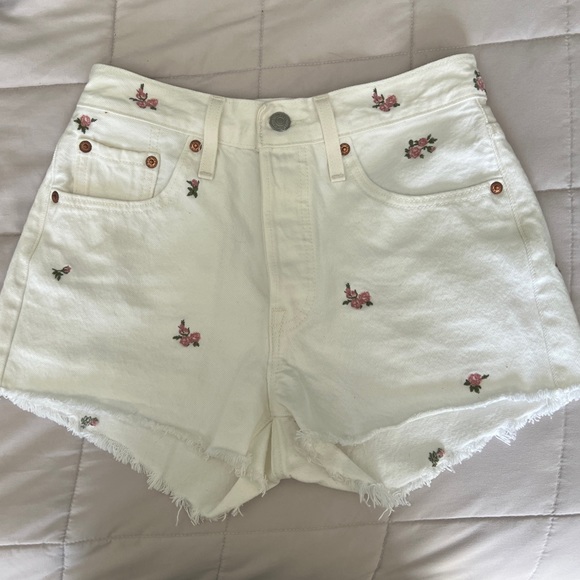 Levi’s 501 Embroidered Rose Shorts - Picture 6 of 6